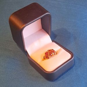10K Gold Red Garnet Gorgeous classic precious Gemstone vintage Ring